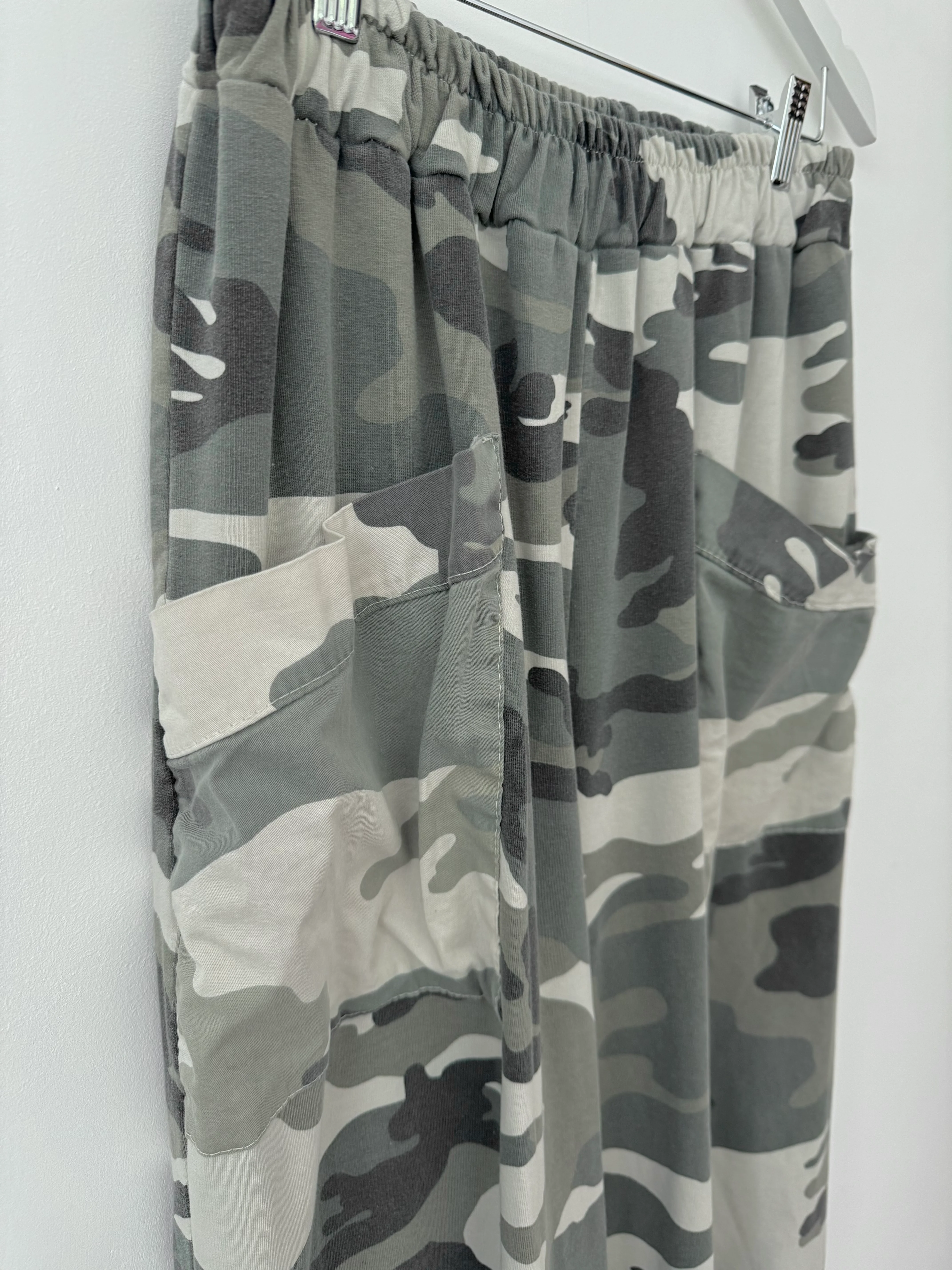 Barrel Cotton Jersey Trousers in Khaki Camo - Image 15
