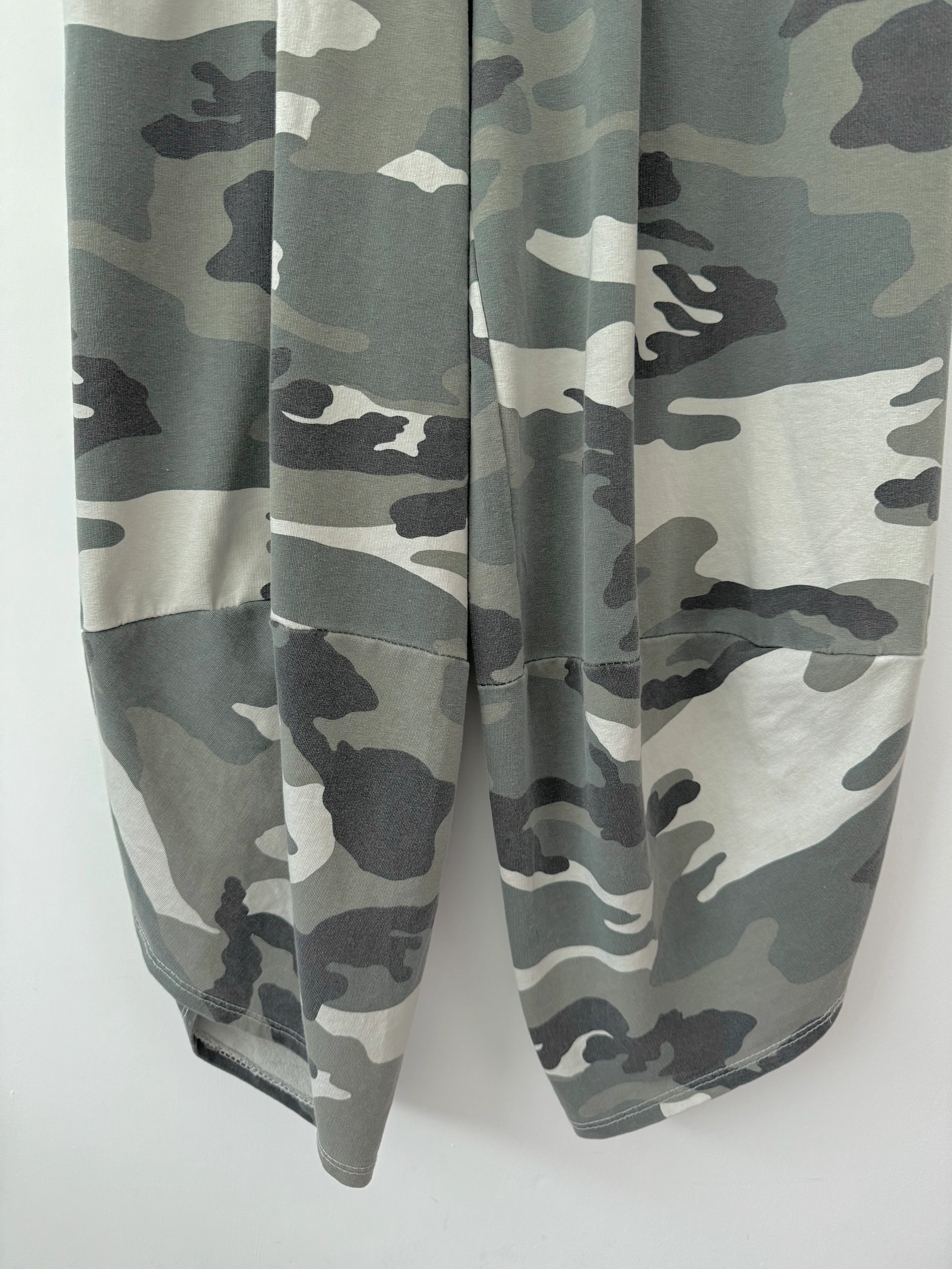 Barrel Cotton Jersey Trousers in Khaki Camo - Image 18
