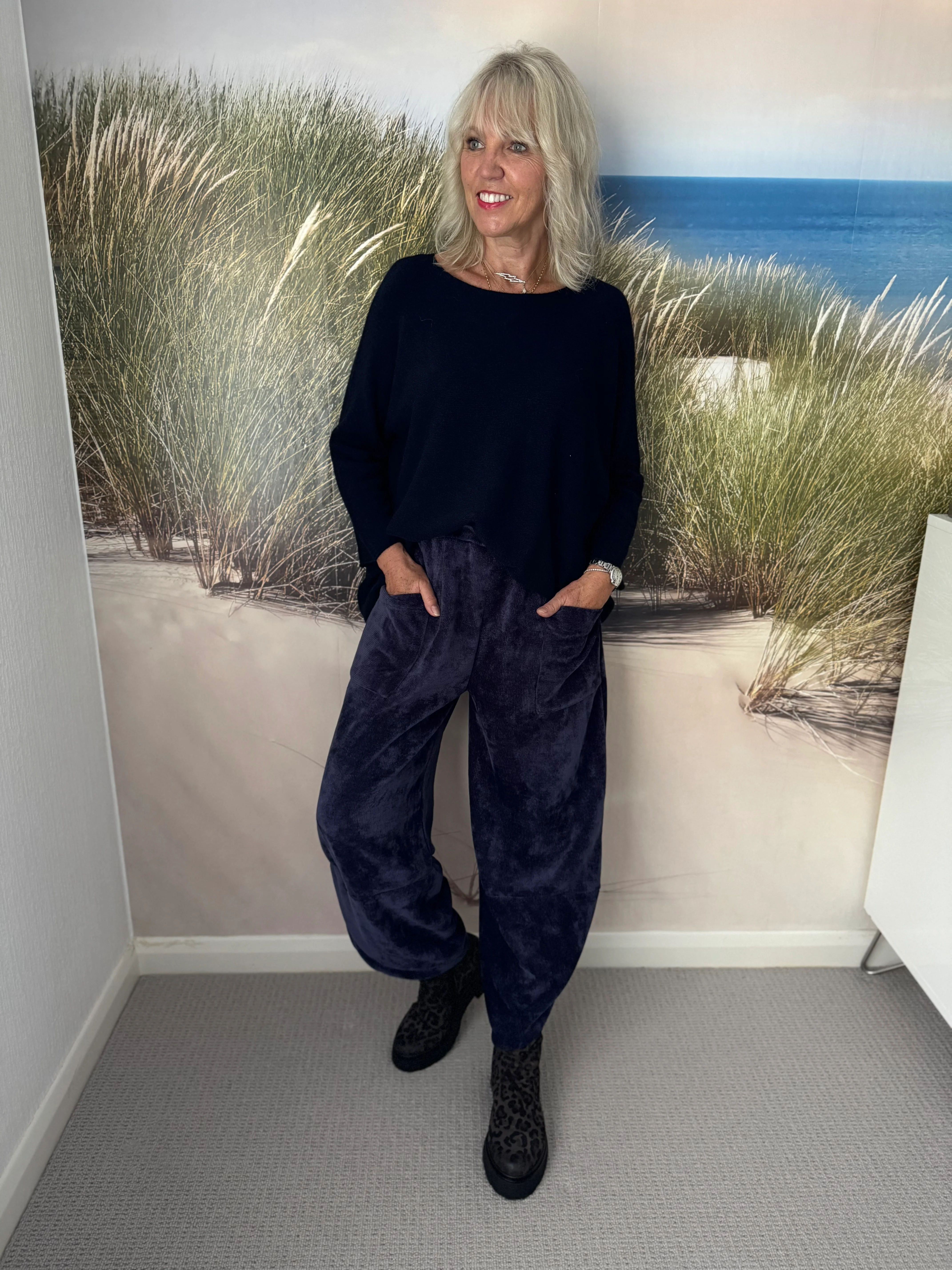Barrel Velvety Trousers in Navy