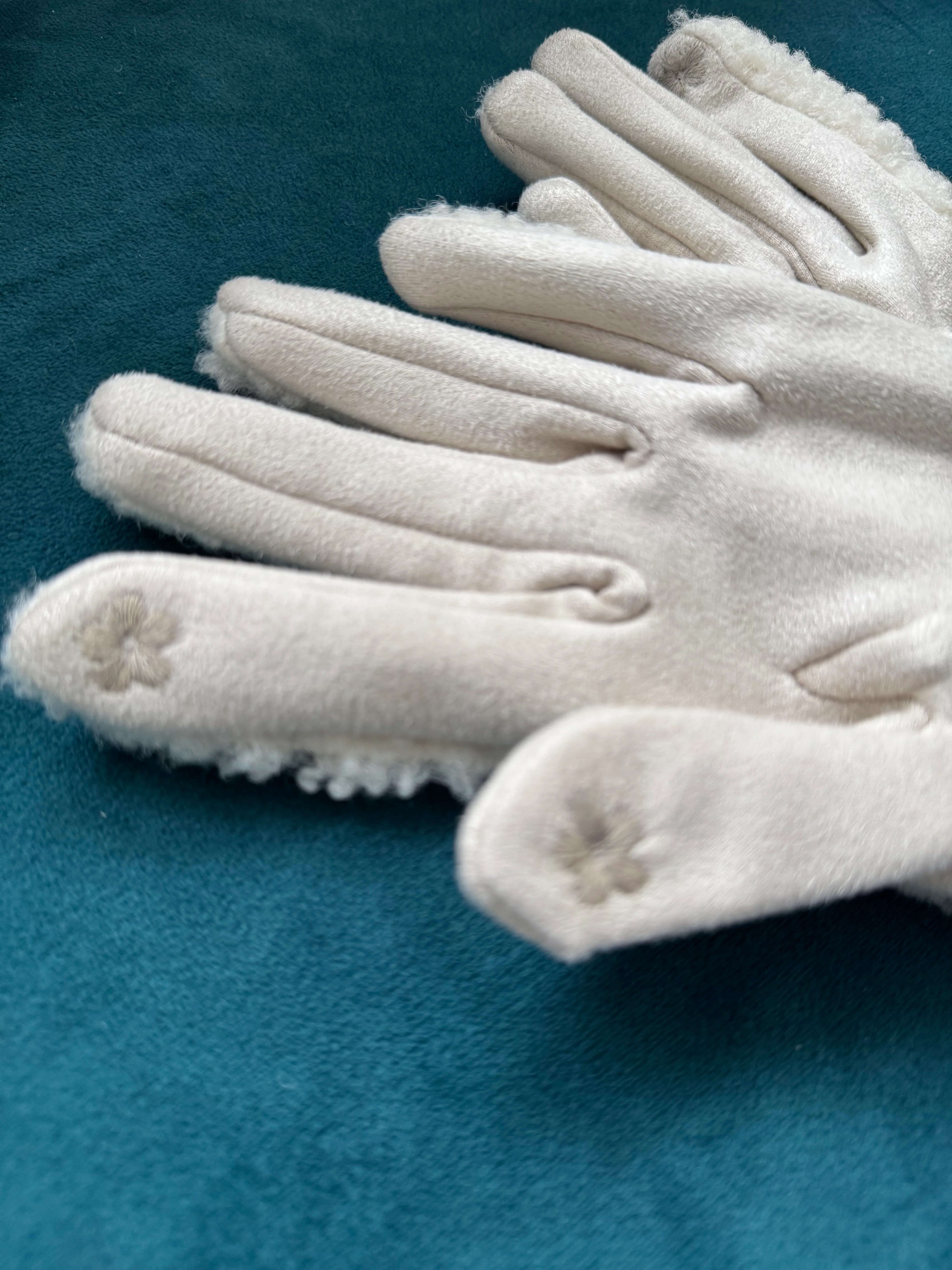 Borg & Fleece Gloves in Winter White - Image 3