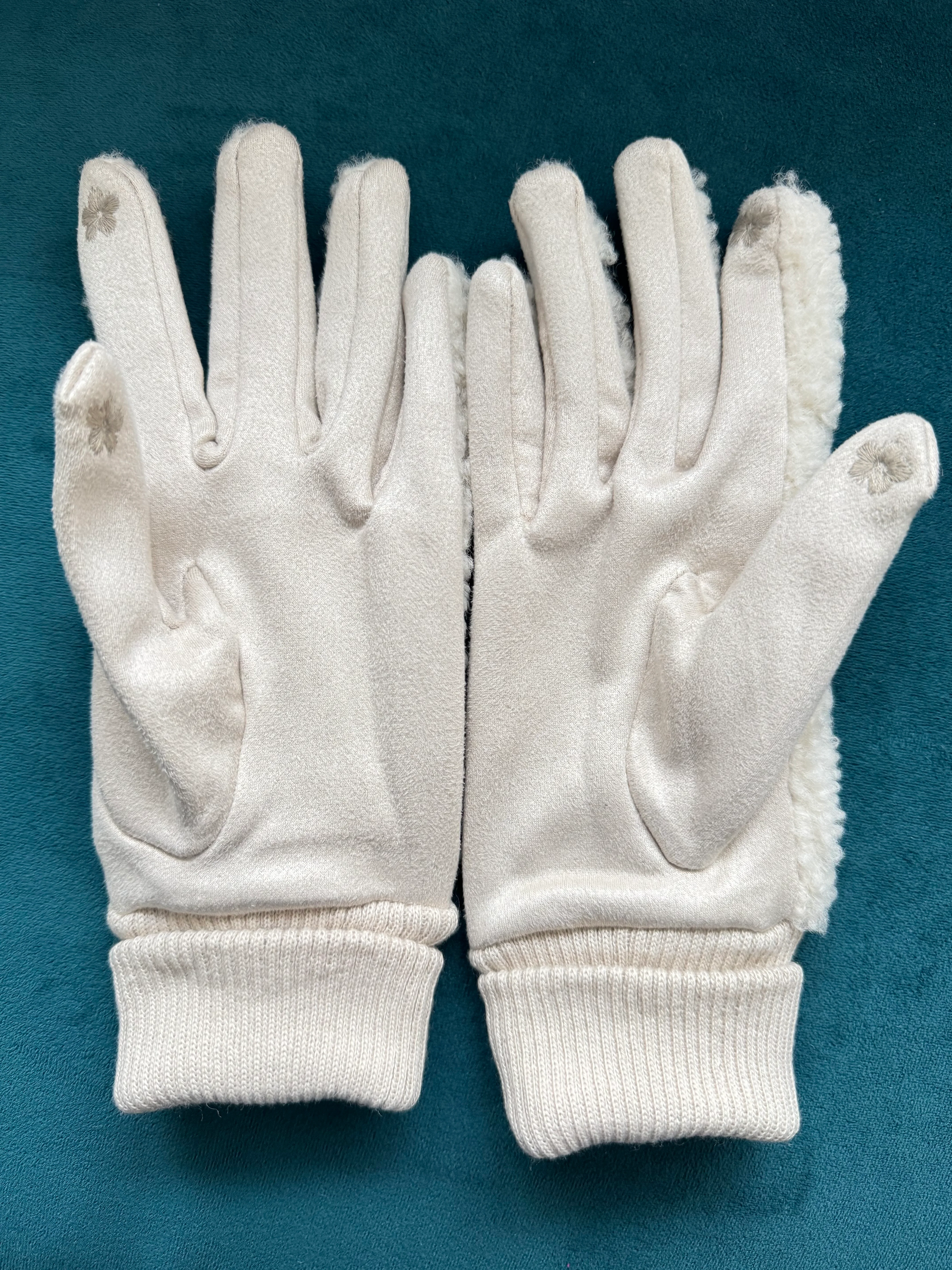 Borg & Fleece Gloves in Winter White - Image 4