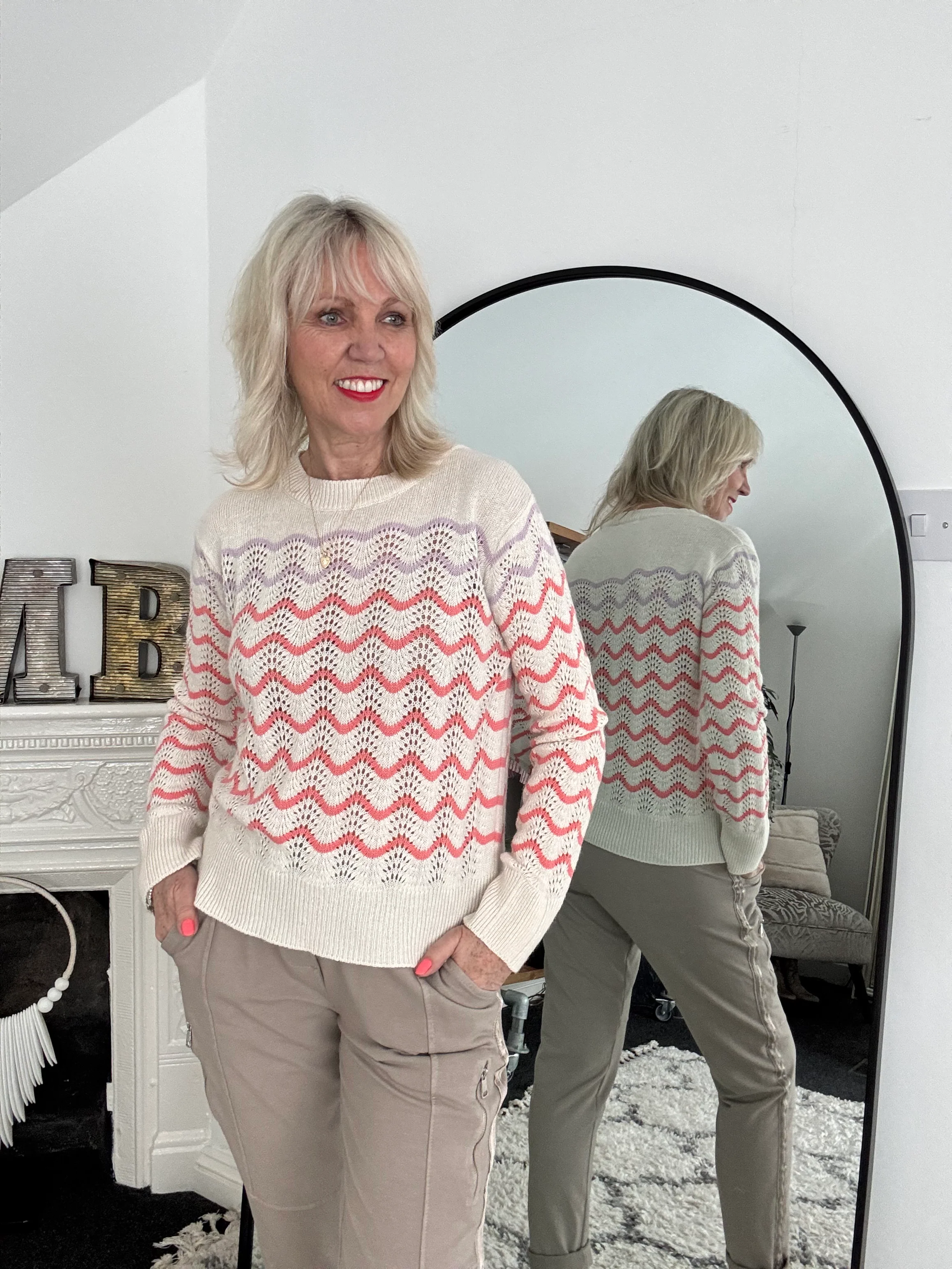 Wavy Cashmere Jumper in Ecru & Coral - Image 4