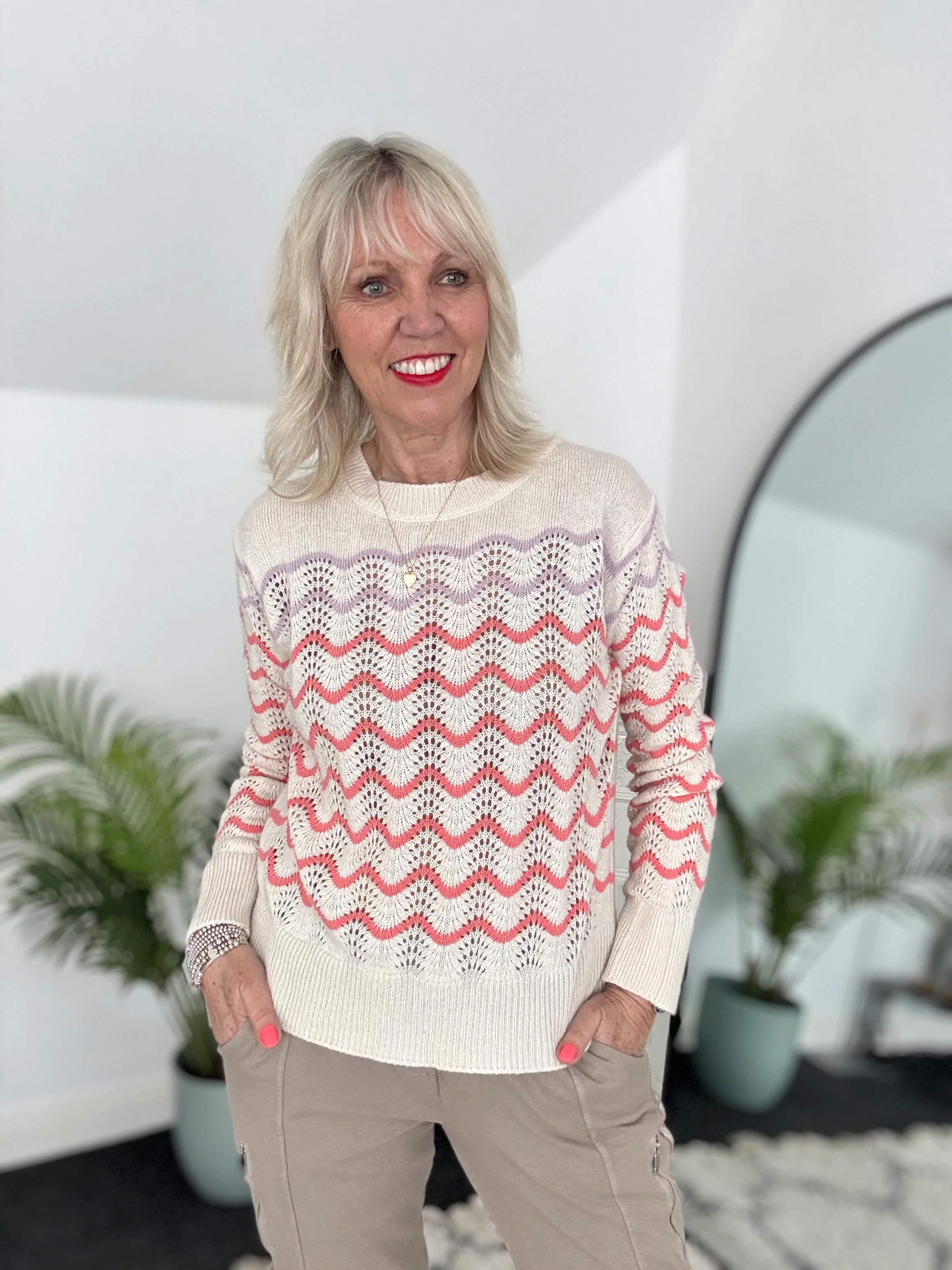 Wavy Cashmere Jumper in Ecru & Coral - Image 5