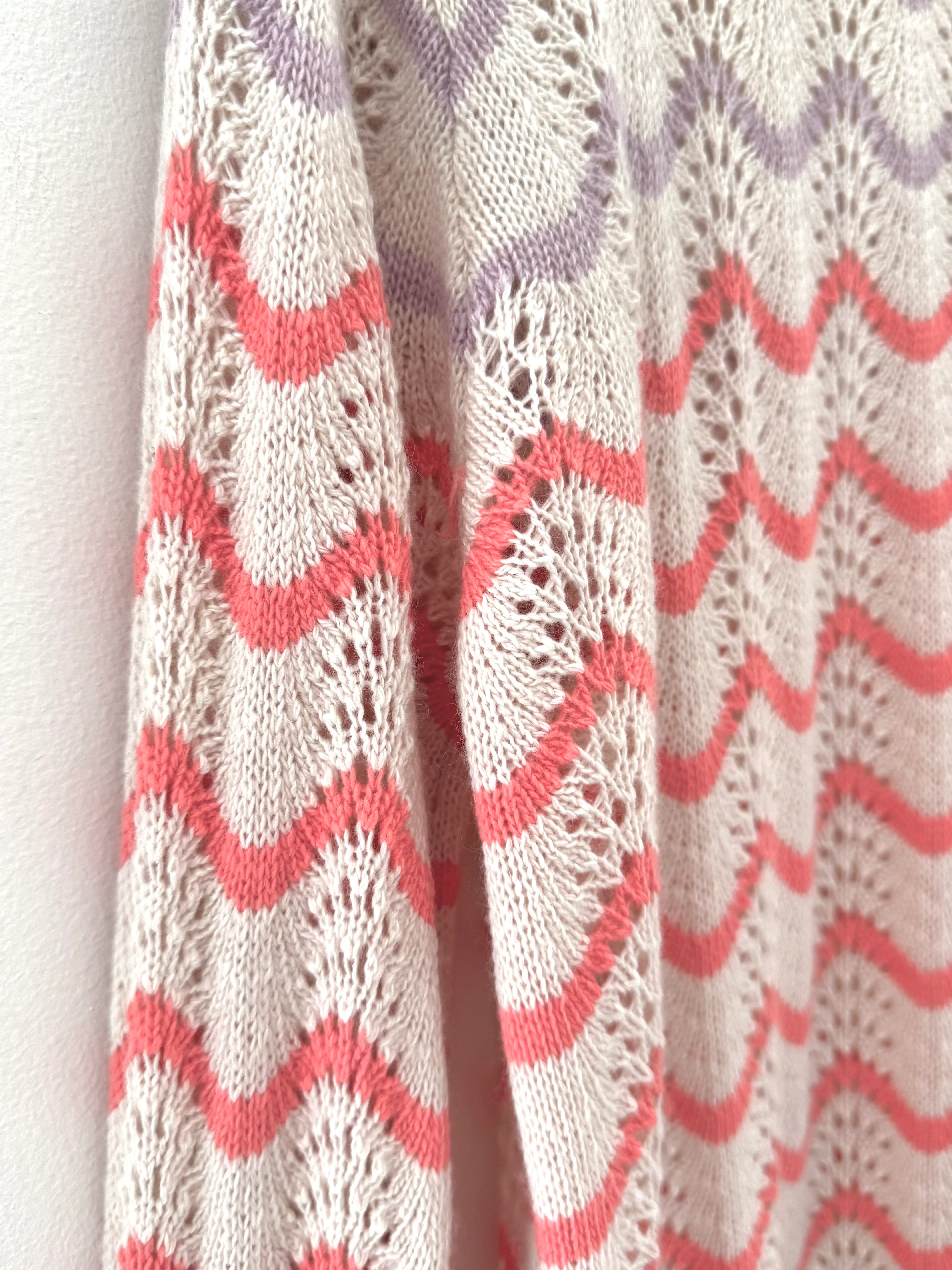 Wavy Cashmere Jumper in Ecru & Coral - Image 8