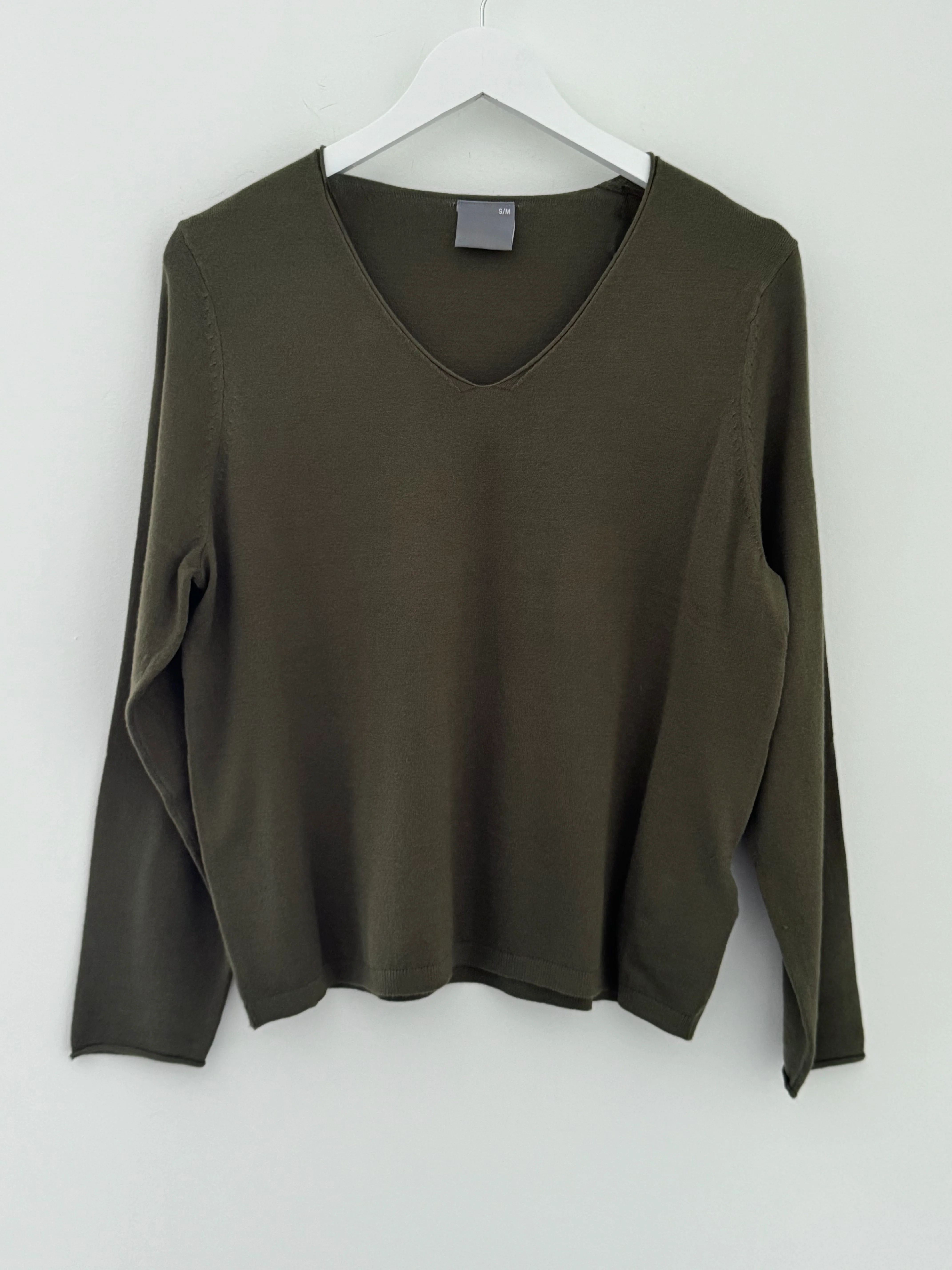 Fine Knit V Neck Jumper in Khaki - Image 5