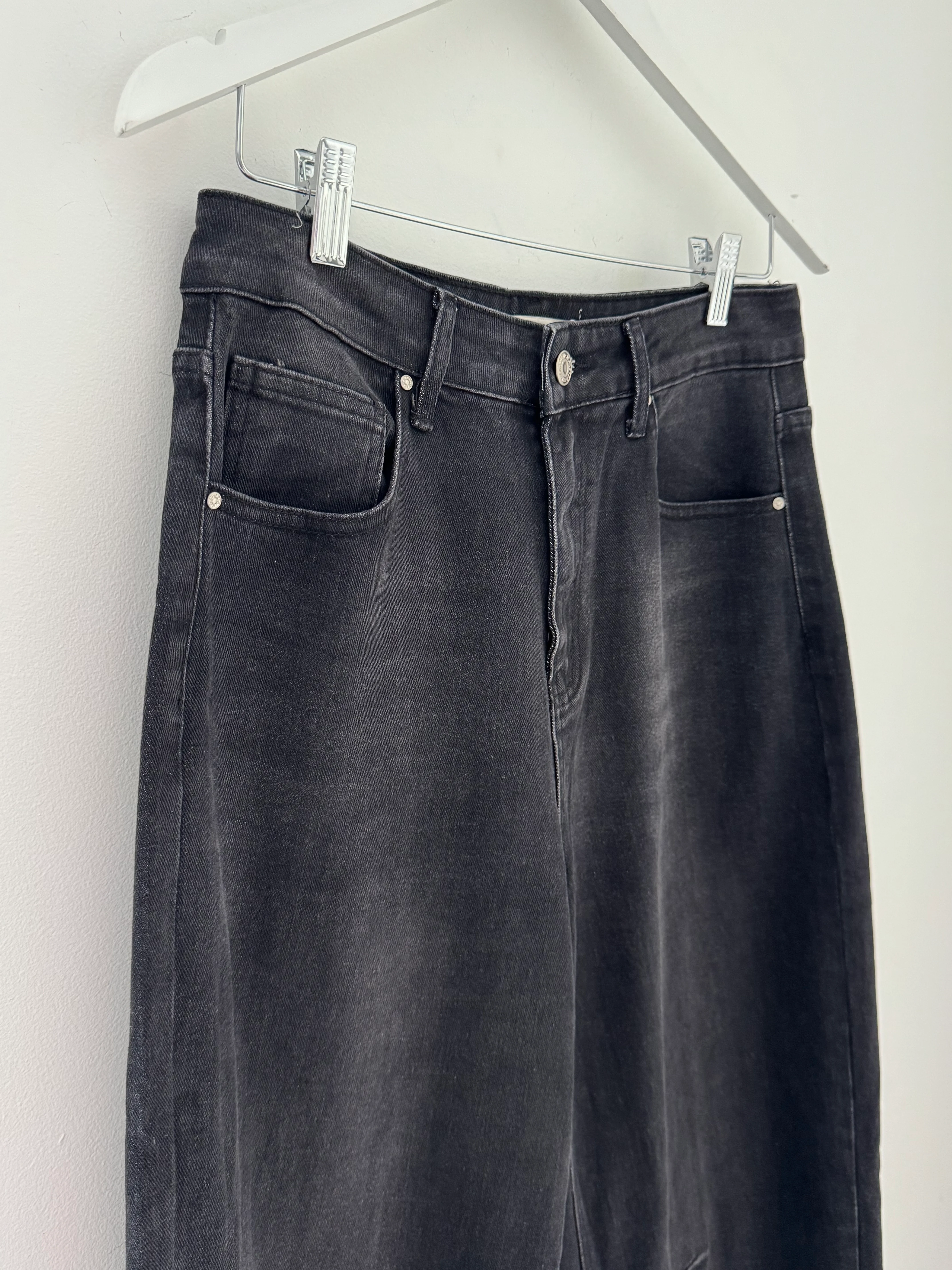 Relaxed Boyfriend Jeans in Black Denim - Image 10