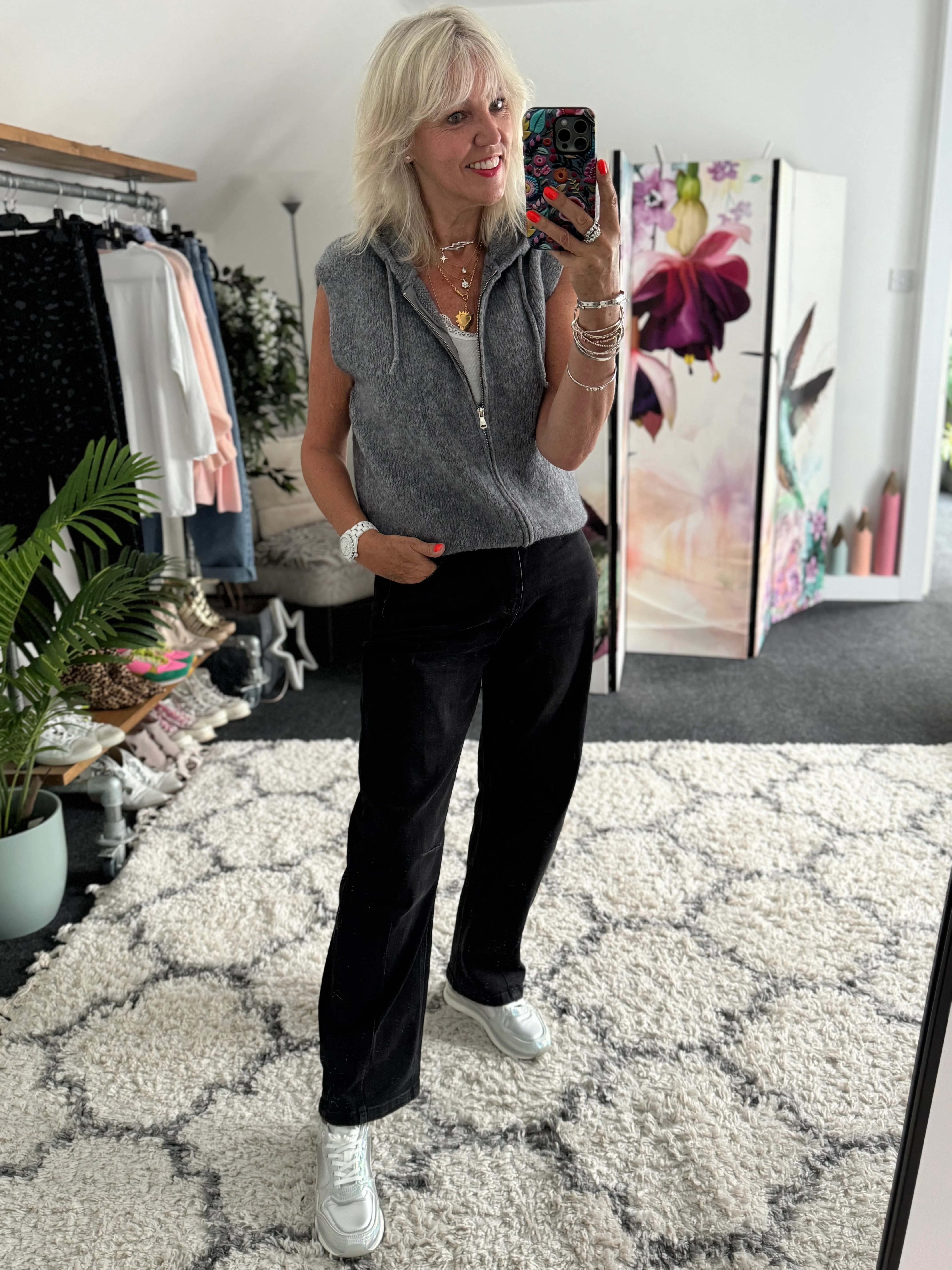 Relaxed Boyfriend Jeans in Black Denim - Image 7