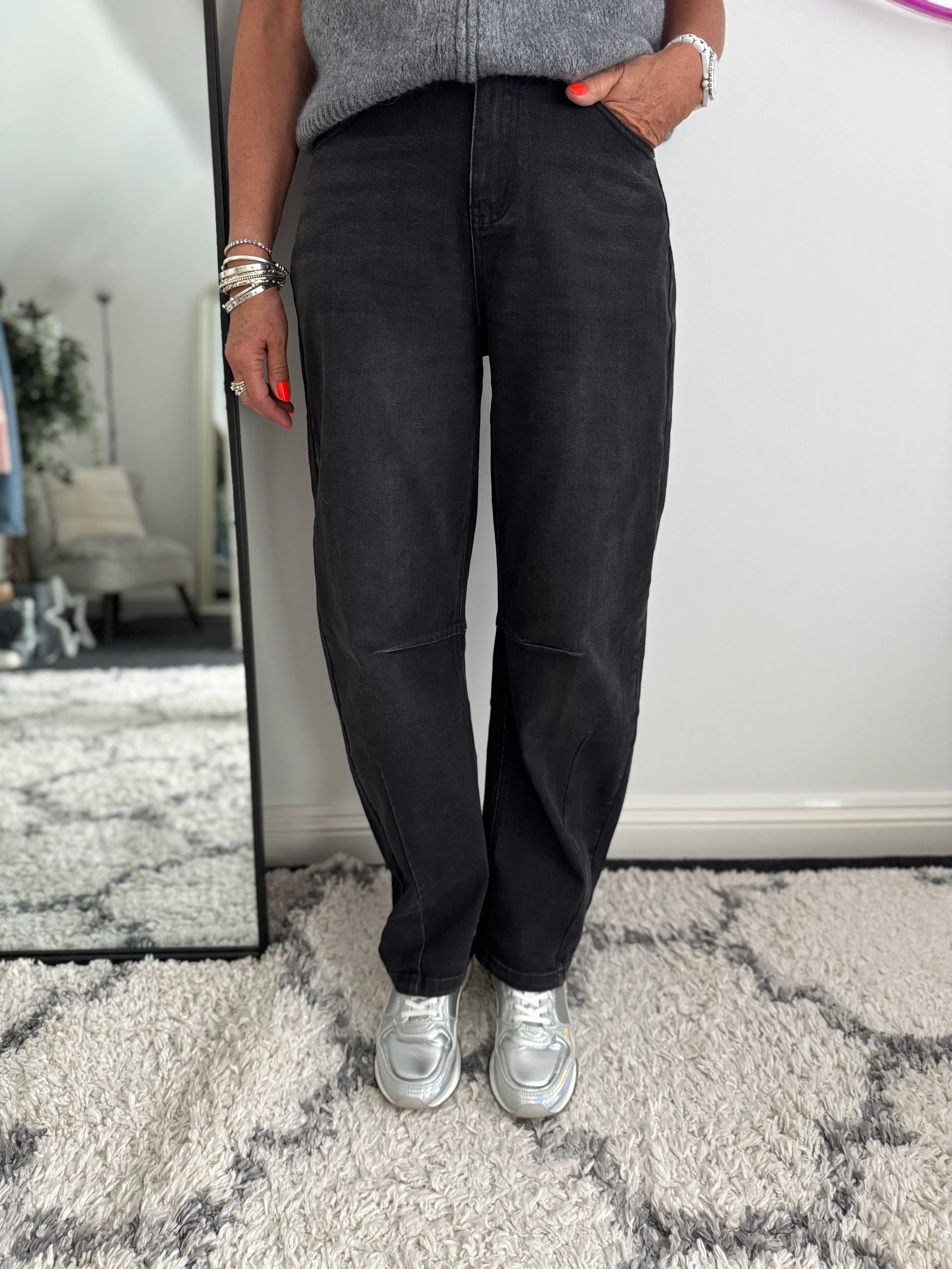 Relaxed Boyfriend Jeans in Black Denim - Image 8